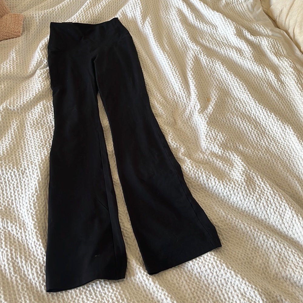 Aritzia TNAchill atmosphere flare leggings